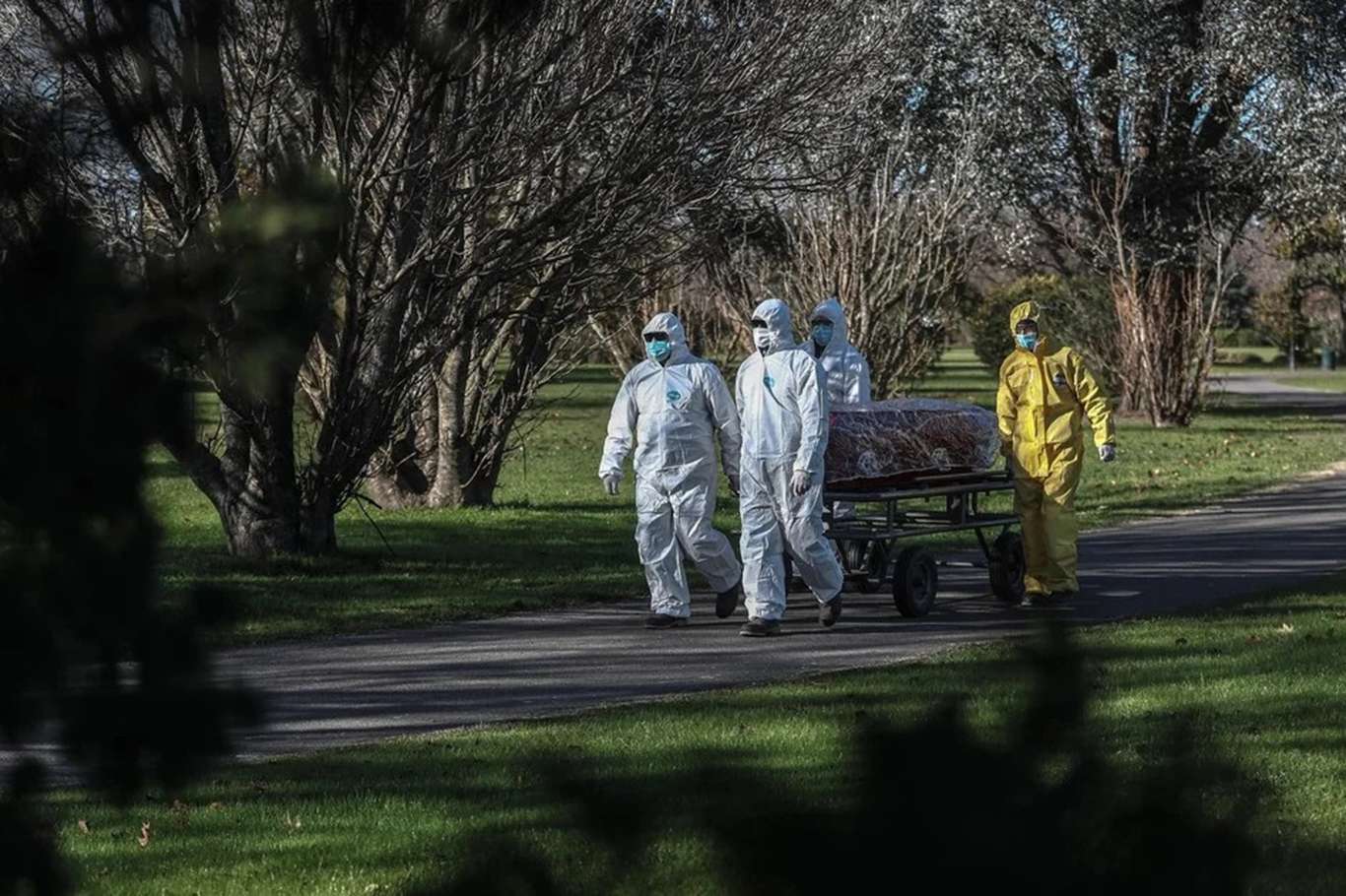 Argentina declares national mourning after death toll from coronavirus exceeds 100,000 Argentina declares national mourning after death toll from coronavirus exceeds 100,000